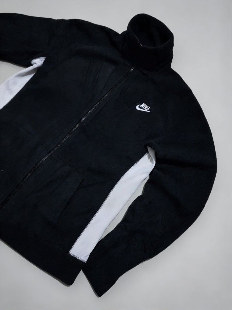 Vintage nike fleece jacket (Category: Hoodies) located in Cavite. Submitted by behindourstyle (Listing ID 1467096626, Image 1). Description: 500 only fix ✅️ Solid neto guys 🔥 Para sa big boys or gusto ng over size ✅️ Medium fittings ✅️.