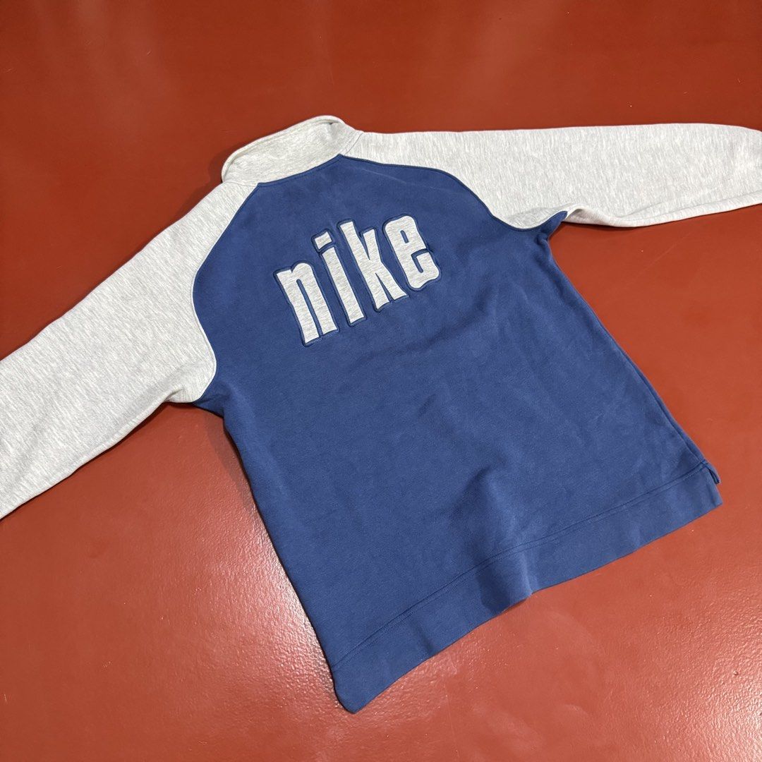 VINTAGE NIKE QZIP SWEATER (Category: Earphones) located in Pasig City. Submitted by buzzthrifty (Listing ID 1467000321, Image 2). Description: SIZE S-M MEN M-L WOMEN 19x24 EXCELLENT CONDITION.