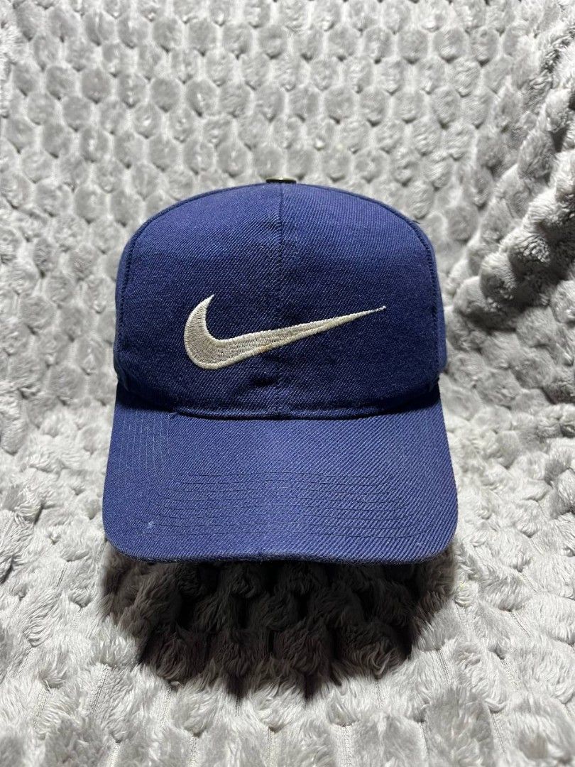 Vintage Nike Snapback (Category: Caps & Hats) located in Cagayan de Oro. Submitted by smoothstyle (Listing ID 1467132043, Image 1). Description: Vintage Nike Snapback Very good condition 9/10 color rate OSFA issue: cut tags and tear stitch.
