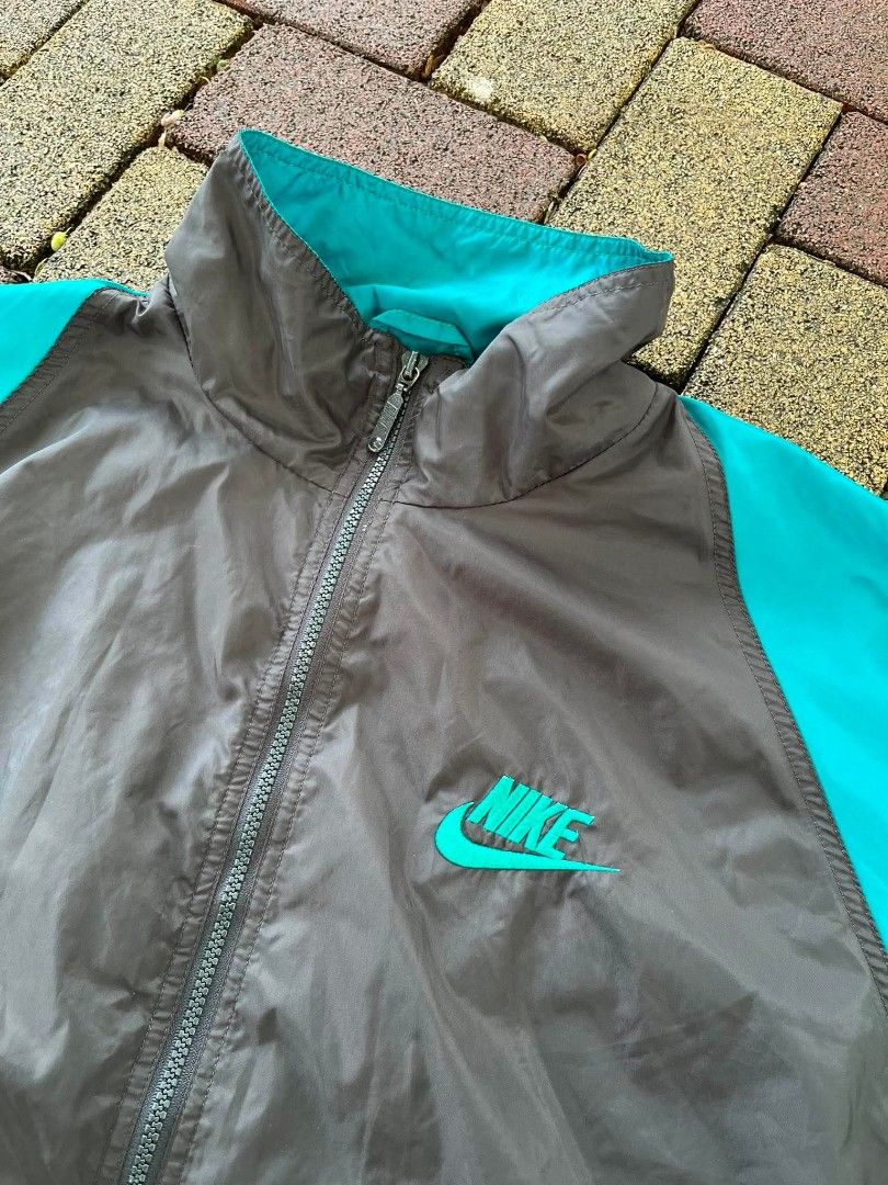 Vintage Nylon Nike (Category: Activewear) located in Davao. Submitted by thriftnijanny (Listing ID 1467156667, Image 2). Description: 📌Vintage Nike Windbreaker size L 27x26 Excellent Condi Color rate: 9.5/10 issue: one small flaw.