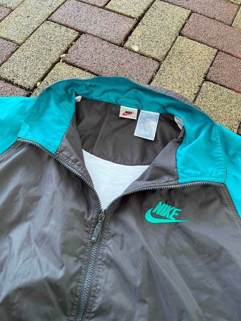 Vintage Nylon Nike (Category: Activewear) located in Davao. Submitted by thriftnijanny (Listing ID 1467156667, Image 3). Description: 📌Vintage Nike Windbreaker size L 27x26 Excellent Condi Color rate: 9.5/10 issue: one small flaw.