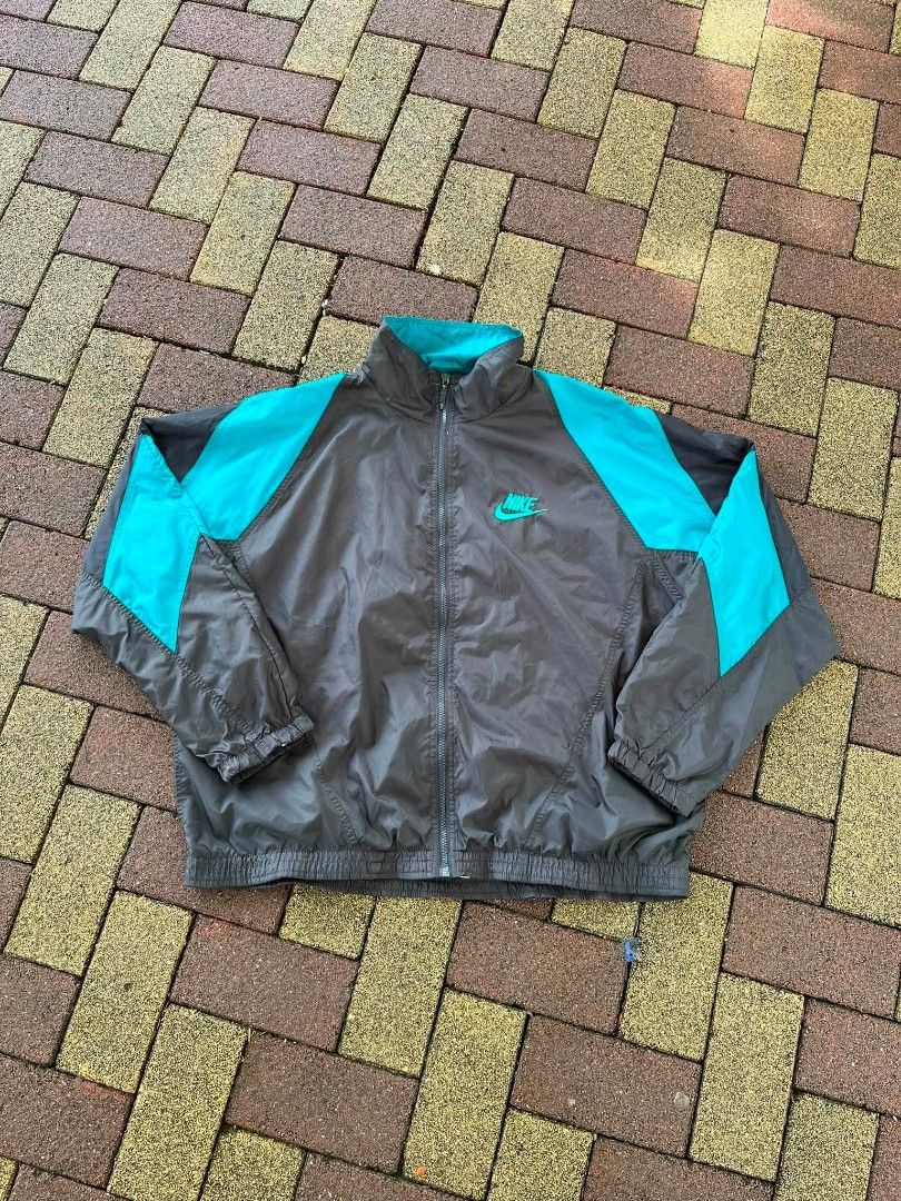 Vintage Nylon Nike (Category: Activewear) located in Davao. Submitted by thriftnijanny (Listing ID 1467156667, Image 1). Description: 📌Vintage Nike Windbreaker size L 27x26 Excellent Condi Color rate: 9.5/10 issue: one small flaw.