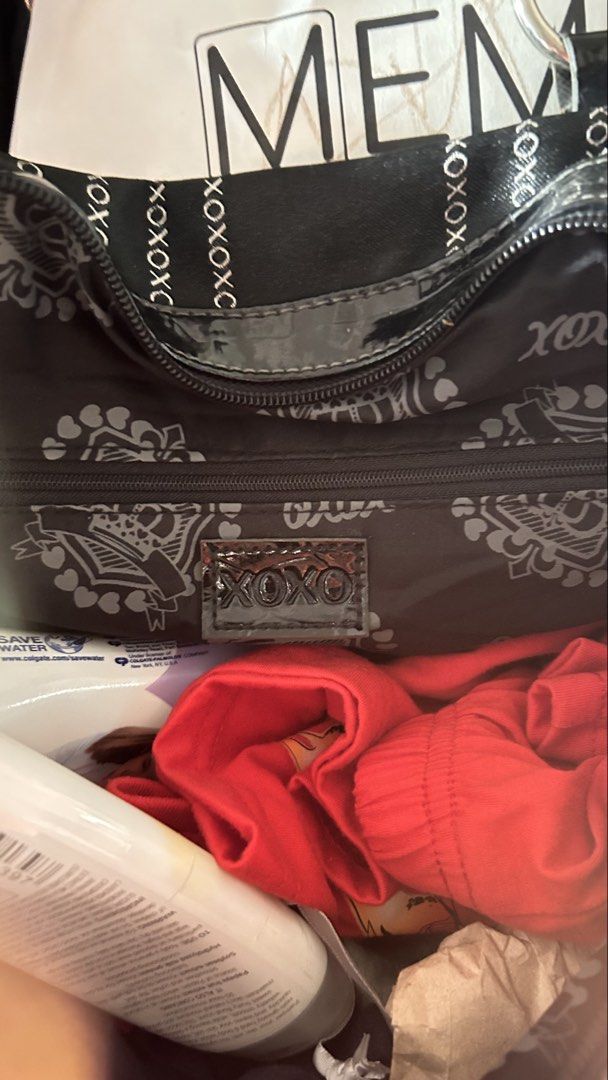 Vintage xoxo shoulder bag (Category: Shoulder Bags) located in Bauang. Submitted by alyssaaaamm (Listing ID 1467058979, Image 3). Description: black faux-leather shoulder bag with a glossy finish, repeating “XOXO” print details, and an ornate silver chain with a heart-shaped charm. Min rust on rings not too visible And minor rust on chains .