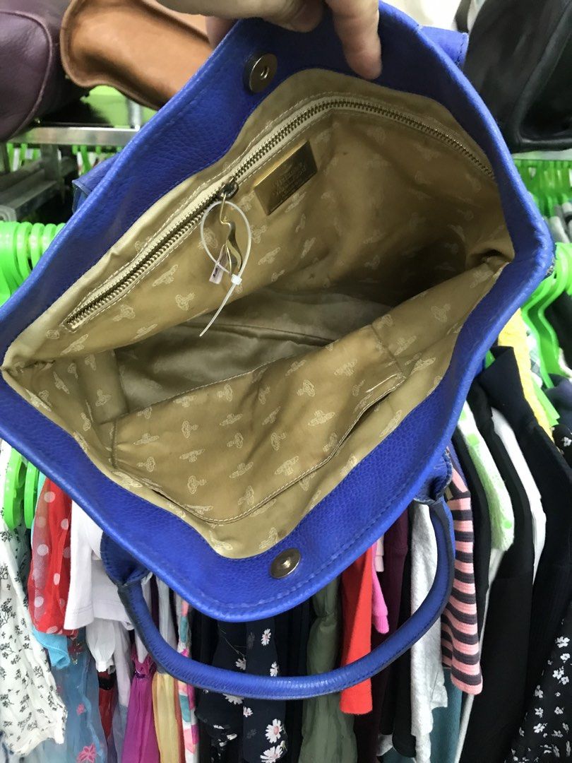 Vivienne westwood shipped (Category: Tote Bags) located in Balete No 2. Submitted by troyesybang (Listing ID 1467114732, Image 3). Description: Discounted sale items Maybflaw lavas peping nia last pic Sf jt freeship Ok nmn kulay not fade vibrant pa Yun lang flaw labas peping nga U have check availability for tomorrow at noon or tomorrow at least for the next few days and then you can be available for tomorrow .