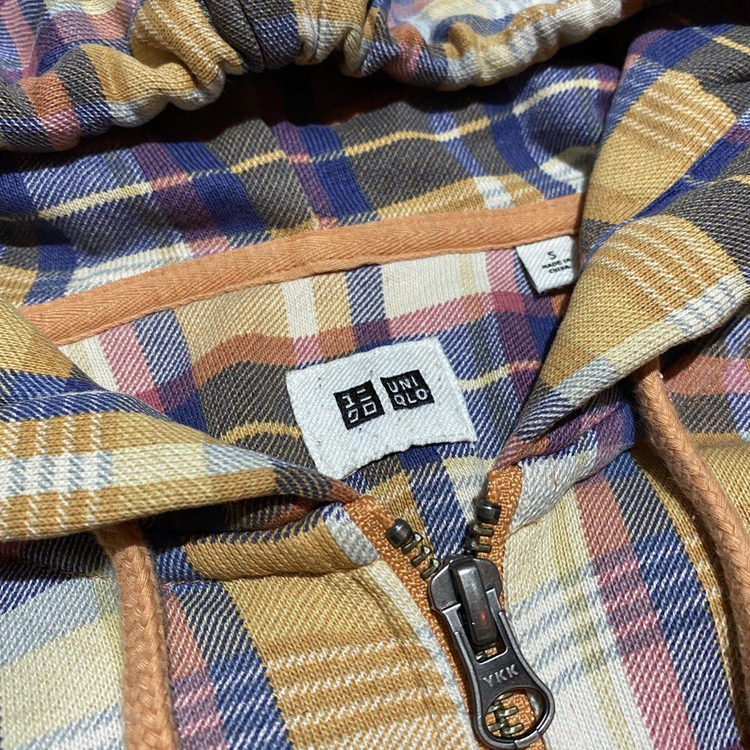 Vntg Uniqlo Plaid Zip Hood (Category: Coats, Jackets and Outerwear) located in Manila. Submitted by killthismane (Listing ID 1467097553, Image 3). Description: 2000s Uniqlo Plaid/Check Full-Zip Hoodie Size S (18/24).