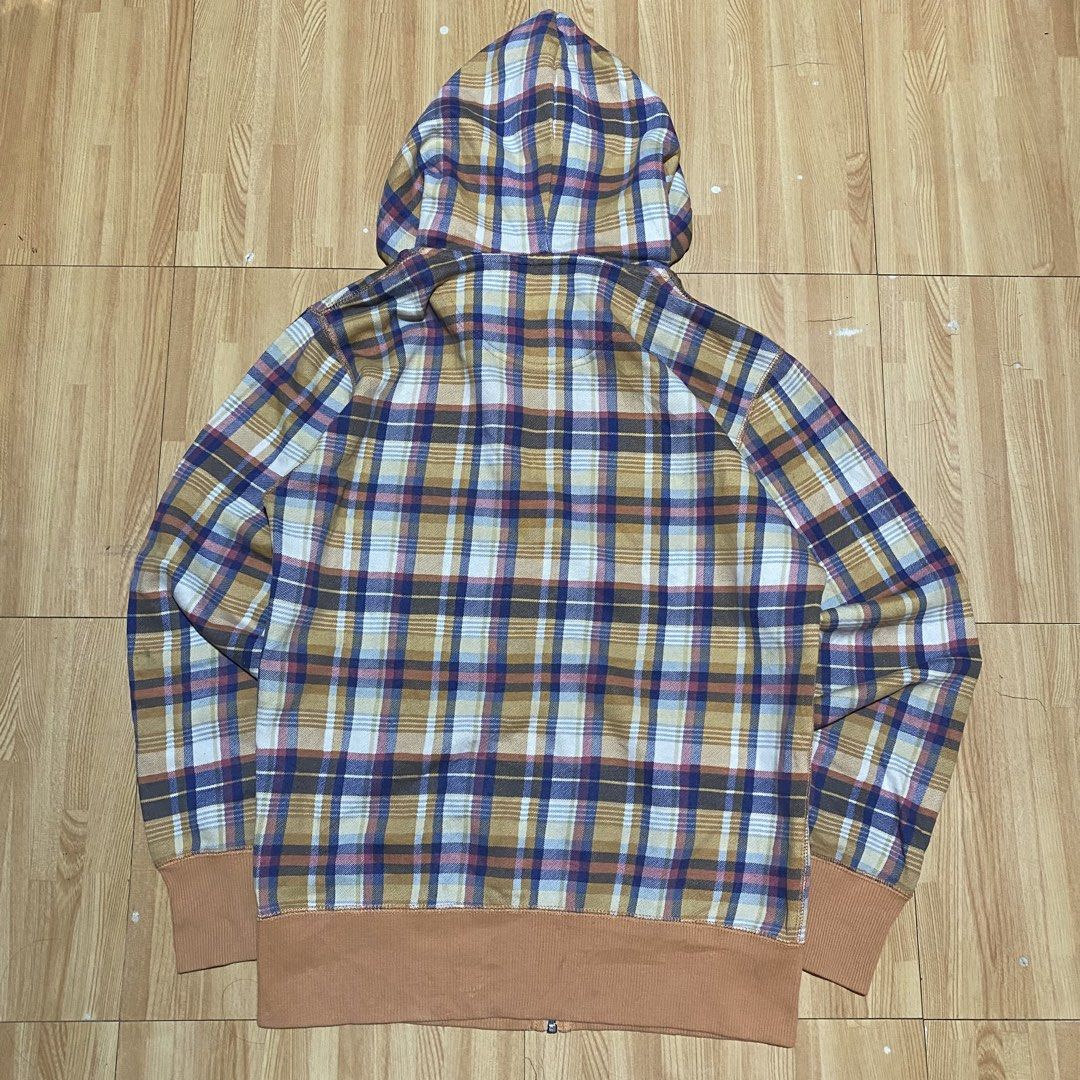 Vntg Uniqlo Plaid Zip Hood (Category: Coats, Jackets and Outerwear) located in Manila. Submitted by killthismane (Listing ID 1467097553, Image 2). Description: 2000s Uniqlo Plaid/Check Full-Zip Hoodie Size S (18/24).