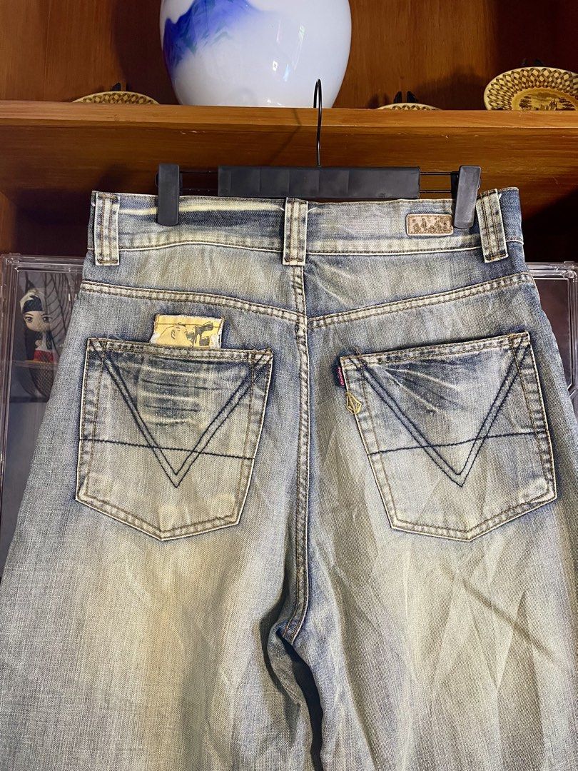 VOLCOM (Category: Shorts) located in Davao. Submitted by the_rare_hustla (Listing ID 1466972939, Image 3). Description: VOLCOM Issue Crack tag sa likod Need Wash Only Color rate 10/10 Width - 34 Length - 27 Size 30 on tag Dm If Interested!.
