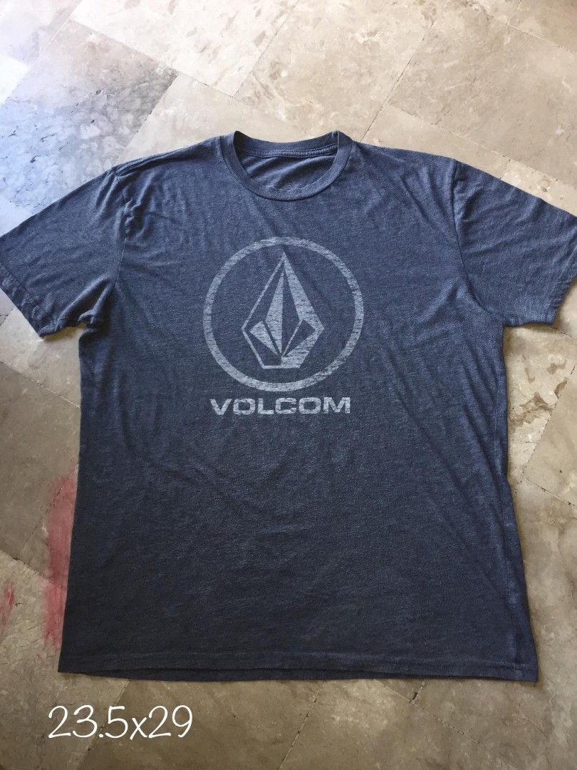 Volcom Grey Tshirt Large to XL (Category: Tshirts & Polo Shirts ) located in Naga. Submitted by bonethugz1822 (Listing ID 1467041438, Image 2). Description: Good condition Fade print tag Minimal Fade logo Colorate 8.5/10 250+sf.