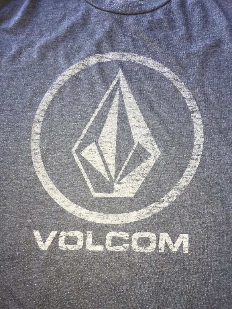 Volcom Grey Tshirt Large to XL (Category: Tshirts & Polo Shirts ) located in Naga. Submitted by bonethugz1822 (Listing ID 1467041438, Image 3). Description: Good condition Fade print tag Minimal Fade logo Colorate 8.5/10 250+sf.