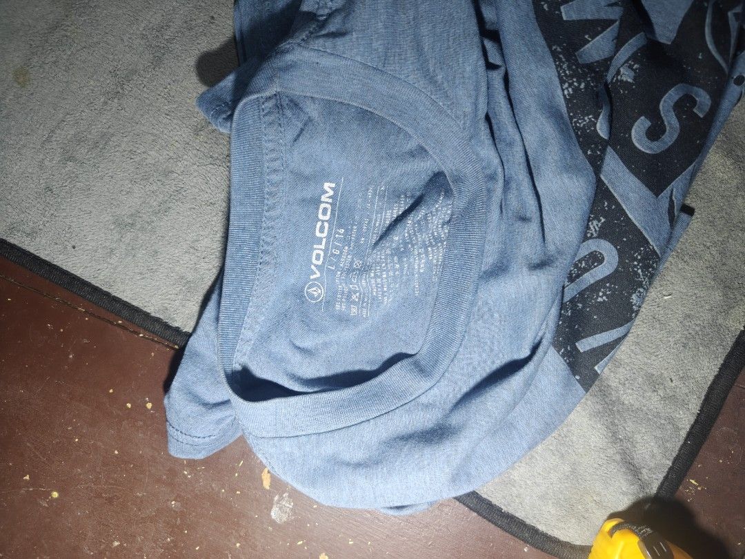 VOLCOM STONE GRAPHICS TEE LARGE (Category: Tshirts & Polo Shirts ) located in Baler. Submitted by arvintorres (Listing ID 1467093332, Image 3). Description: 🅒🅞🅛🅛🅔🅒🅣🅘ON 📌These are Thrifted items. Manage your expectation & Buy at your own risk! ⚠️ 📌Color of items may vary depending on the color display of your gadget and also due to lighting during photoshoot. 📸 BRAND: V0LCOM SIZE: Large COLOR RATE: 9/10 CONDITION: EXCELLENT LENGTH: 28 I