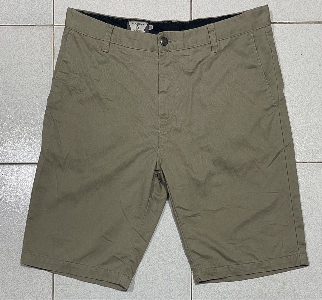 Volcom Walkshort (Category: Shorts) located in Mandaue City. Submitted by MJ_80 (Listing ID 1467109534, Image 1). Description: Volcom Walkshort Size 32 See photos for measurements Color rate & Condition : 9.8/10 Price : 750.