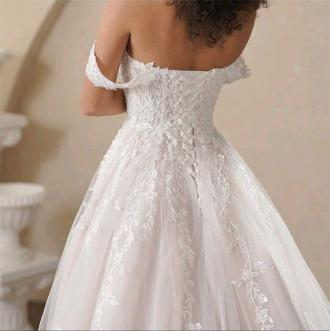 Wedding Dress (Category: Evening dresses & gowns) located in Antipolo. Submitted by Ladypurple (Listing ID 1467124167, Image 2). Description: Strapless Champagne, Lining Ivory Chiffon Overlay Wedding Dress. Size: Can fit Semi L- XL Not Used. Price is negotiable. Free: Double- layer lace veil Free: Shipping.