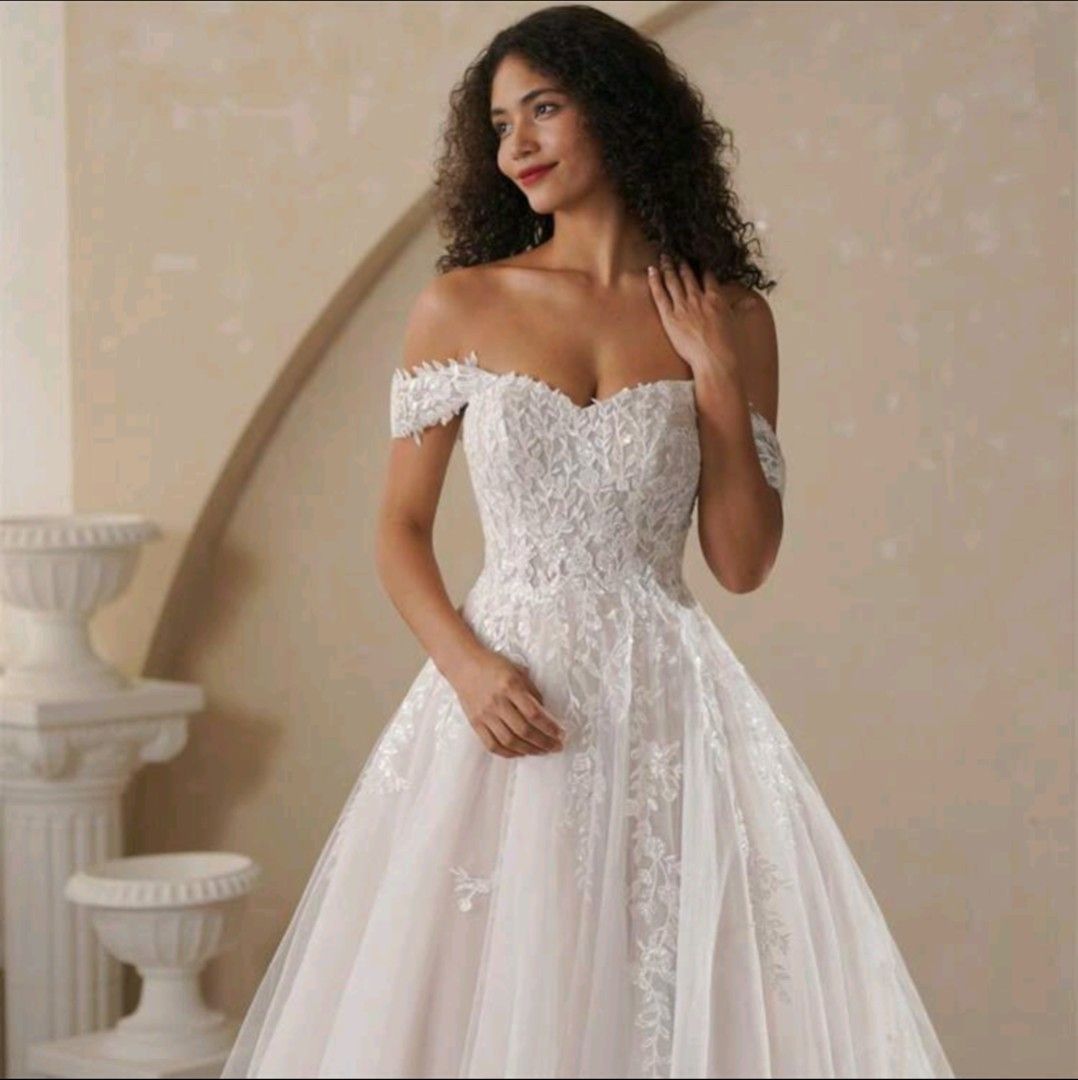 Wedding Dress (Category: Evening dresses & gowns) located in Antipolo. Submitted by Ladypurple (Listing ID 1467124167, Image 3). Description: Strapless Champagne, Lining Ivory Chiffon Overlay Wedding Dress. Size: Can fit Semi L- XL Not Used. Price is negotiable. Free: Double- layer lace veil Free: Shipping.