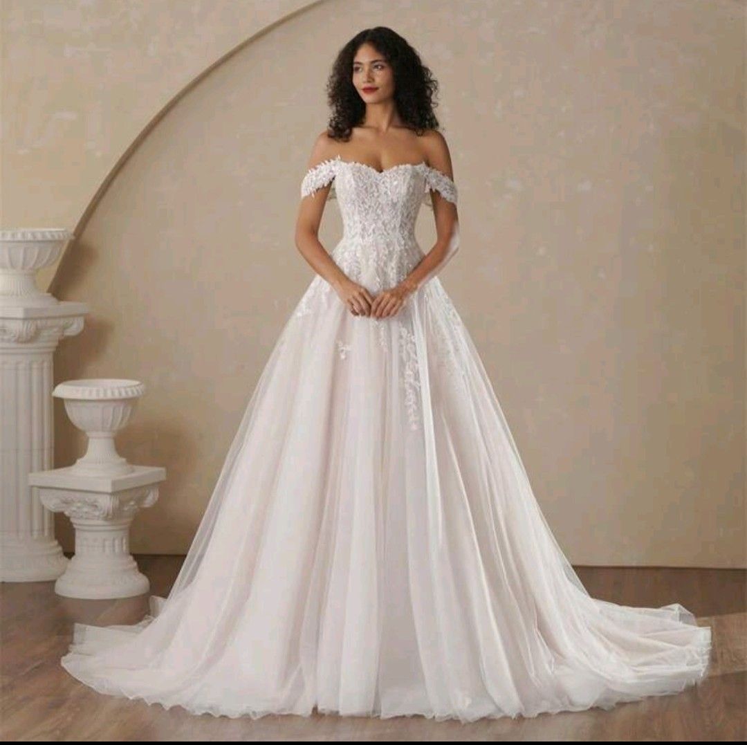 Wedding Dress (Category: Evening dresses & gowns) located in Antipolo. Submitted by Ladypurple (Listing ID 1467124167, Image 1). Description: Strapless Champagne, Lining Ivory Chiffon Overlay Wedding Dress. Size: Can fit Semi L- XL Not Used. Price is negotiable. Free: Double- layer lace veil Free: Shipping.