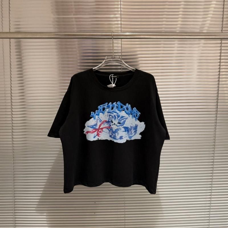WELLDONE 26SS春夏 Amber貓咪珍珠項鍊水彩印花短袖 寬鬆休閒半袖 T恤 S-XXL （分類：T-shirt、恤衫、有領衫）位於 Hong Kong。 由 gwengreenholt 提交（商品編號 1467104412，圖片 4）。簡介： 📏 尺碼範圍：S至XXL，只做工藝與品質兼優的靚貨 📸 所有展示圖片均為實拍，真正做到所見即所得 ✅ 產品品質有保障，支持退換服務 🚚 不設面交，只透過快遞寄送，購物體驗省心又方便。