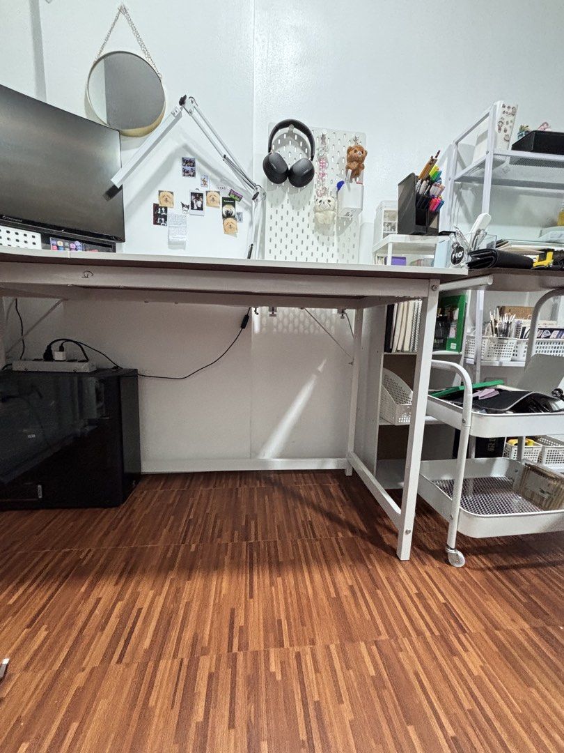 While L-Shaped Computer Table (Category: Office Furniture & Fixtures) located in Manila. Submitted by leonejinn (Listing ID 1467133528, Image 3). Description: METRO MANILA AREA Original Price: ₱2,570 Selling Price: ₱1,500 140CM, L-shaped White table, Left side, Metal table legs. Price is Non-negotiable, Good condition, little damage on the edges when i bought it, Buyer will carry the bill of delivery. Reason for selling: Saving for tuition. Payme