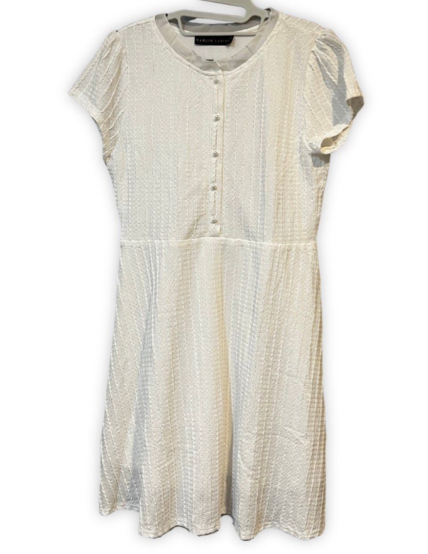 White Dress (Category: Dresses) located in Quezon City. Submitted by prelovedbynana.9 (Listing ID 1467078863, Image 1). Description: .