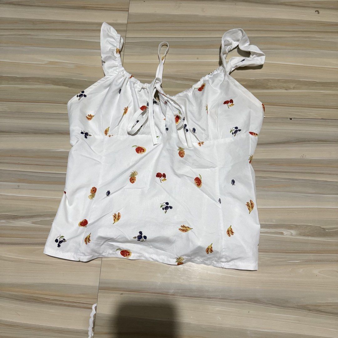 White Fruit Print Cami Tank Top (Category: Sleeveless) located in Mabalacat. Submitted by ilovegyu (Listing ID 1467165588, Image 1). Description: - L on tag. fits well on me (medium).