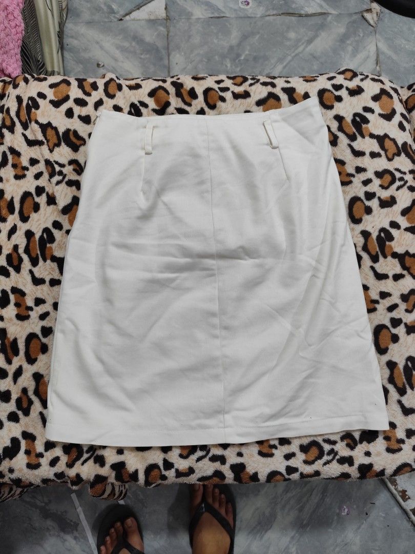 White high-waisted pencil skirt with front slit (Category: Skirts) located in Cavite. Submitted by zenshub (Listing ID 1467076239, Image 3). Description: Used twice. .