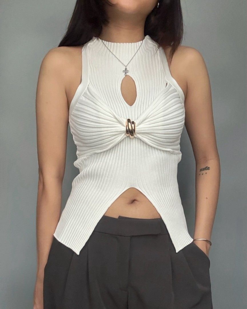 white knit rib teardrop cutout metal ring split front halter top (Category: Sleeveless) located in Legazpi City. Submitted by z.ehranicole (Listing ID 1467128281, Image 1). Description: small.