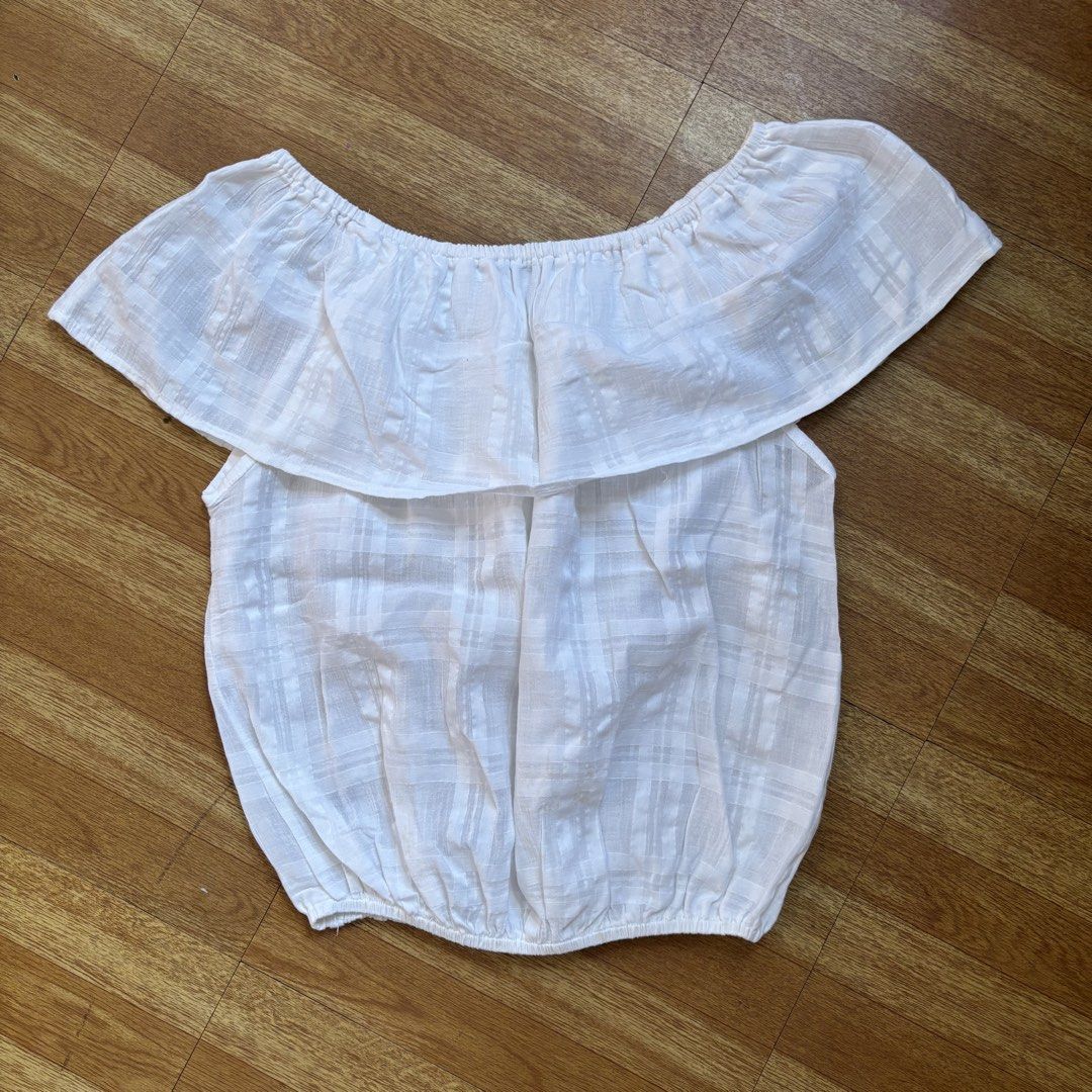 White Linen Off Shoulder Crop Top (Category: Others Tops) located in Caloocan City. Submitted by prelovedby.ericka (Listing ID 1467053264, Image 1). Description: .