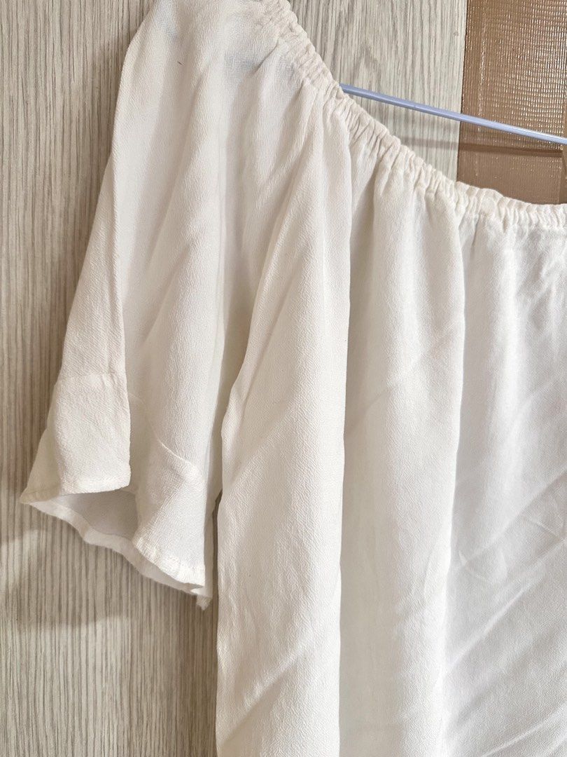 White off-shoulder top short sleeves elastic hem (Category: Blouses) located in Paranaque City. Submitted by moonbea (Listing ID 1467044690, Image 2). Description: - Color: White - Style: Off-shoulder top with short flared sleeves - Fit: Secure and comfy with elastic neckline and bottom hem - Fabric: Lightweight, ideal for warm weather and casual days - Styling: Easy to match with jeans or a skirt.