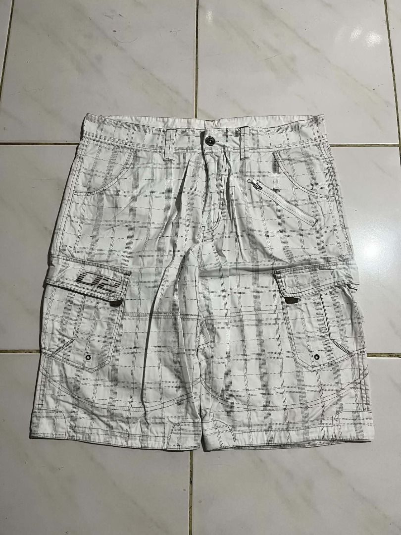 White Plaid Cargo Shorts with Multiple Pockets (Category: Shorts) located in Rizal. Submitted by jhaydurden (Listing ID 1467106170, Image 1). Description: w: 36 L: 25 leg op: 11.5 check my other listings for more items All Items are either off/authentic All items are either preloved/thrifted All issues are included in the picture Manage your expectations no cod, payment first only ship via j&t/lalamove/can do meet if near (dm for more questions).