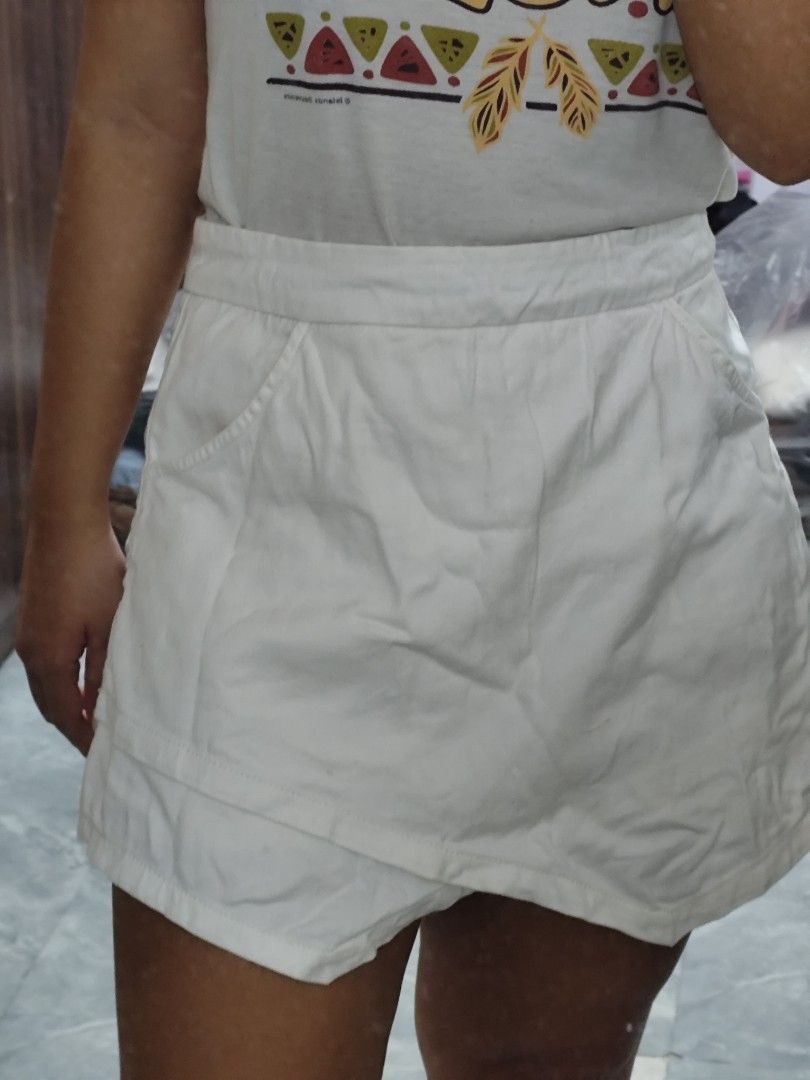 White Skort with Built-In Shorts and Pockets (Category: Skirts) located in Cavite. Submitted by zenshub (Listing ID 1467077012, Image 1). Description: Medmium but could fit to small depends on body type. Used once..