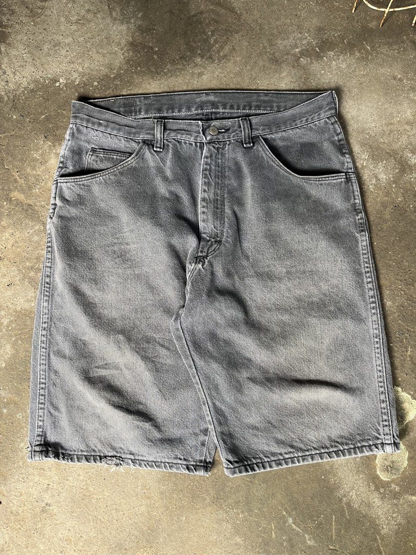 Wrangler Wash black (Category: Shorts) located in Batangas. Submitted by jadesolidad (Listing ID 1467001626, Image 1). Description: Wrangler acid Black Graying sa personal Fav✨ Hard denim 32 22 13.5 thigh 11 hem Issue : kita sa pic may butas 800 firm + sf Rare colorway.