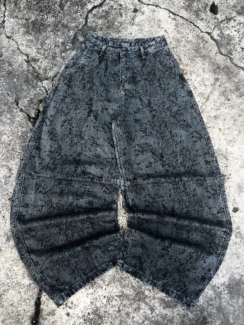 Y2k Acidwashed Ballon Jeans (Category: Jeans) located in Manila. Submitted by jamesgrefi35527 (Listing ID 1467071361, Image 1). Description: Dm.