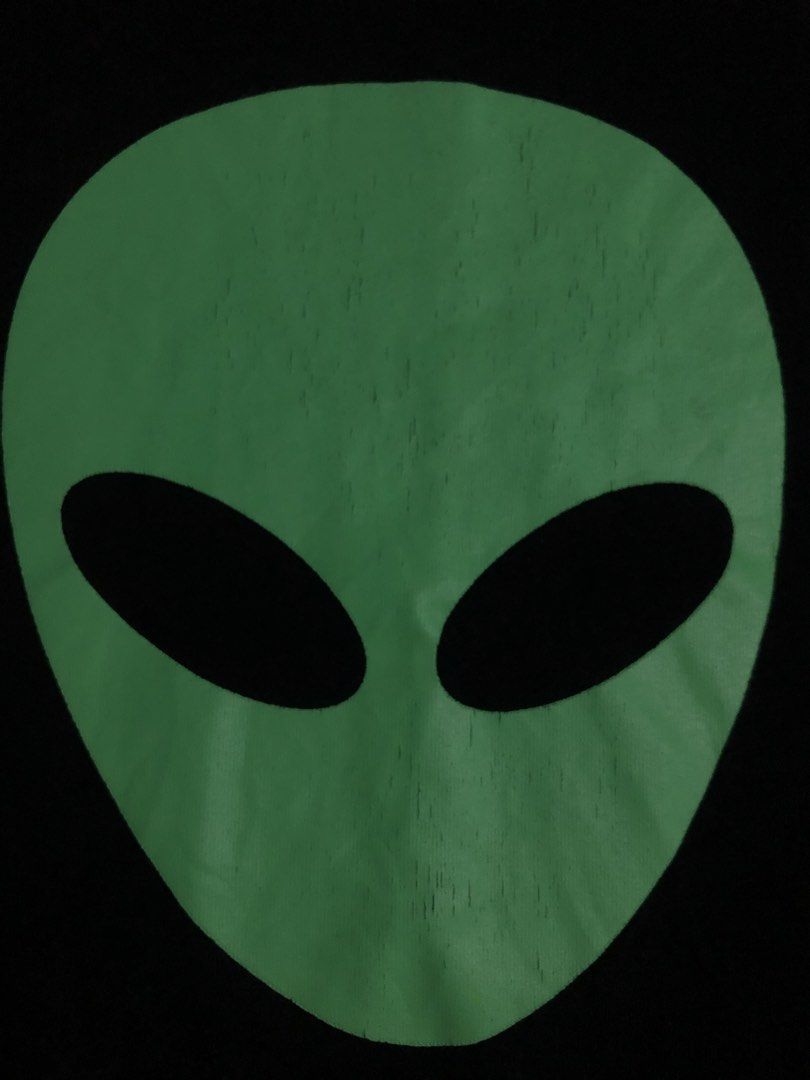 Y2k alien head tee (Category: Activewear) located in Manila. Submitted by buksthrifthing (Listing ID 1466976501, Image 3). Description: 22 by 27 Medium to large (boxy) No issue Good condition .