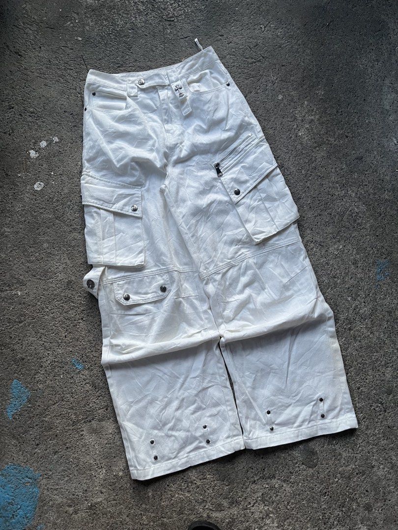 Y2k chrome hearts cargo pants vibes (Category: Jeans) located in Calasiao. Submitted by johnwayned15001 (Listing ID 1466986340, Image 1). Description: Y2k chrome hearts cargo pants vibes (KIMMS STUDIO) W 29-30 L 41.5 T 13.5 H 11.5 Excellent condition As new No any issue Fresh from bale Need wash Color rate 10/10.