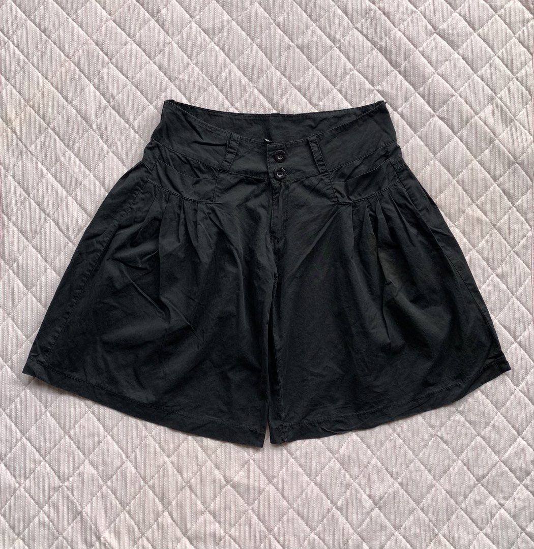 y2k cvnty low waist jorts (Category: Shorts) located in Imus. Submitted by totorocchin (Listing ID 1467165900, Image 1). Description: waist 30-31 length21 .