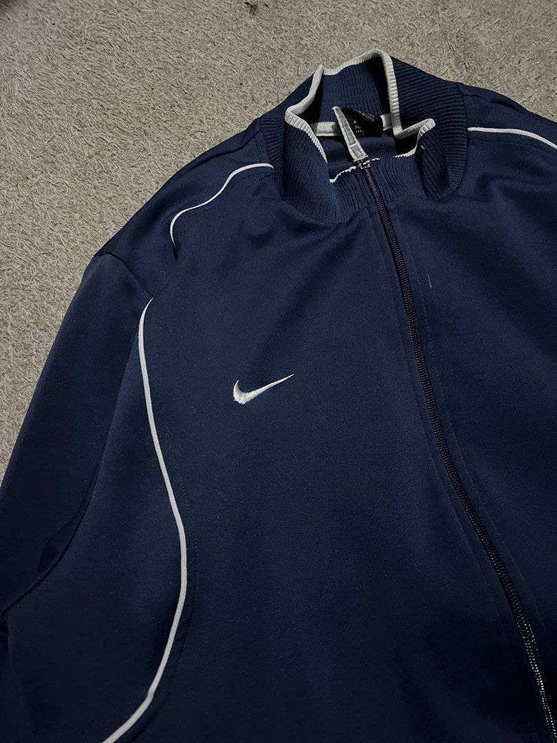 Y2K Nike navy blue full-zip soccer track jacket (Category: Coats, Jackets and Outerwear) located in Mexico. Submitted by iseemiyakee. (Listing ID 1466980352, Image 2). Description: Size Xl 25.5 width 30 length no issue excellent condition .