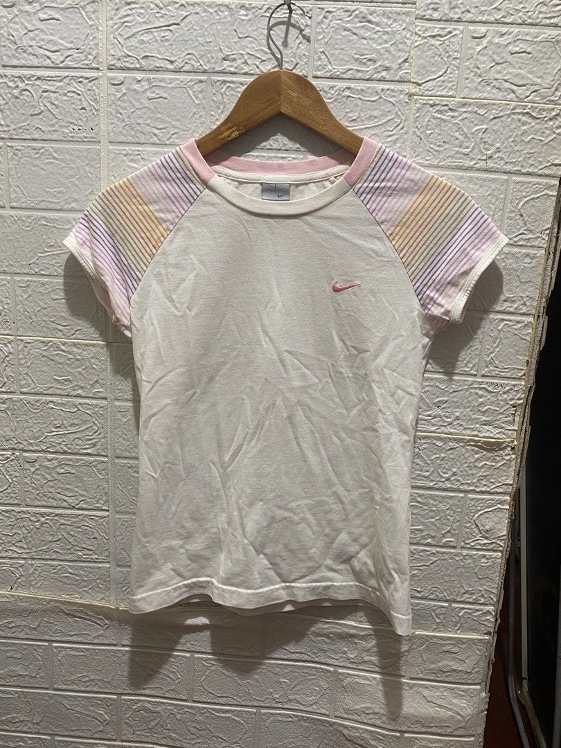 Y2K Nike Top (Category: Blouses) located in Surigao. Submitted by vintureph.co (Listing ID 1467157714, Image 1). Description: size xs.