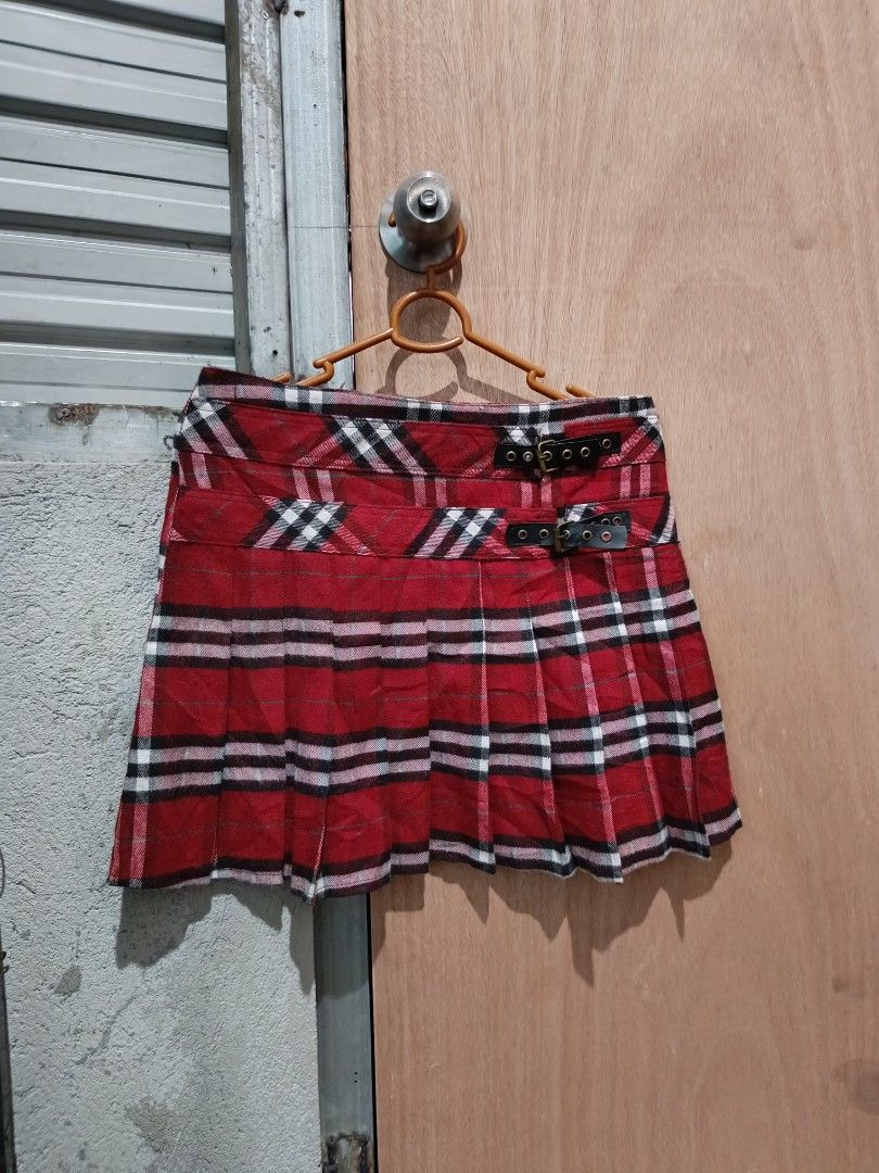 Y2k punk style pleated skirt (Category: Skirts) located in Davao. Submitted by mln-boutique (Listing ID 1467084856, Image 1). Description: size - 29 length - 15 good condition.