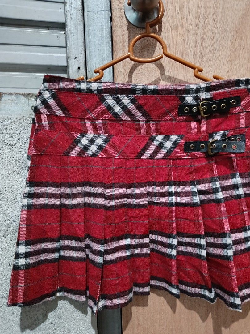Y2k punk style pleated skirt (Category: Skirts) located in Davao. Submitted by mln-boutique (Listing ID 1467084856, Image 3). Description: size - 29 length - 15 good condition.
