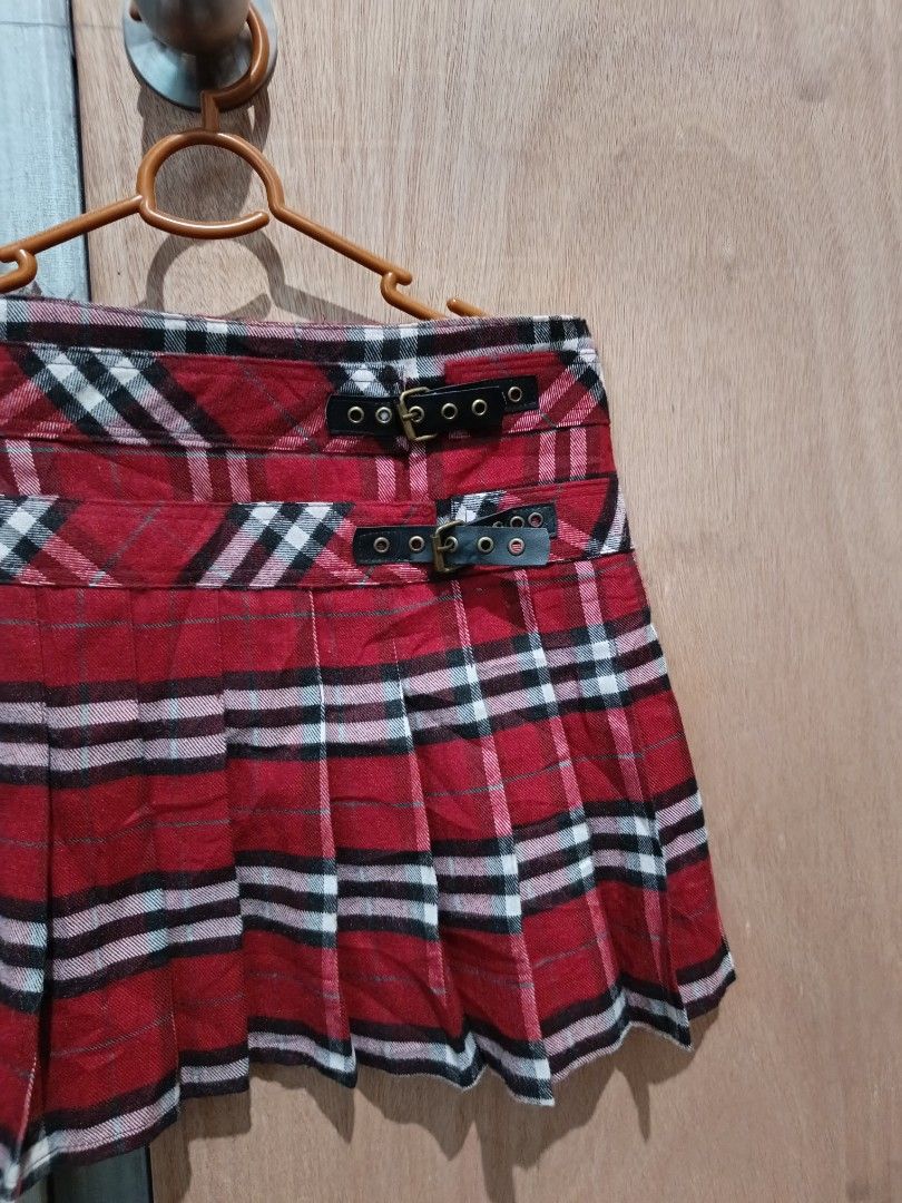 Y2k punk style pleated skirt (Category: Skirts) located in Davao. Submitted by mln-boutique (Listing ID 1467084856, Image 2). Description: size - 29 length - 15 good condition.