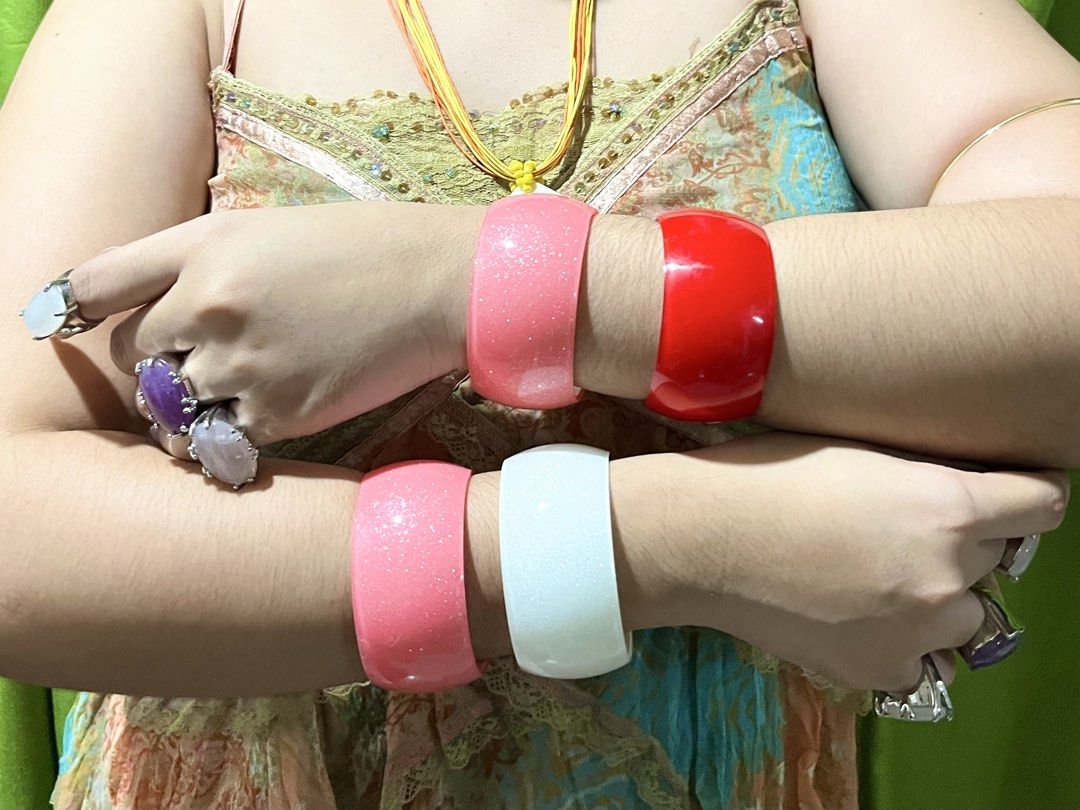 Y2K Retro Chunky Glittery Thick Bangles (Category: Bracelets) located in Naga. Submitted by itsrhoda (Listing ID 1467077118, Image 2). Description: ₱98 each only! 💖 Other accessories are also available. 🌸🍃.