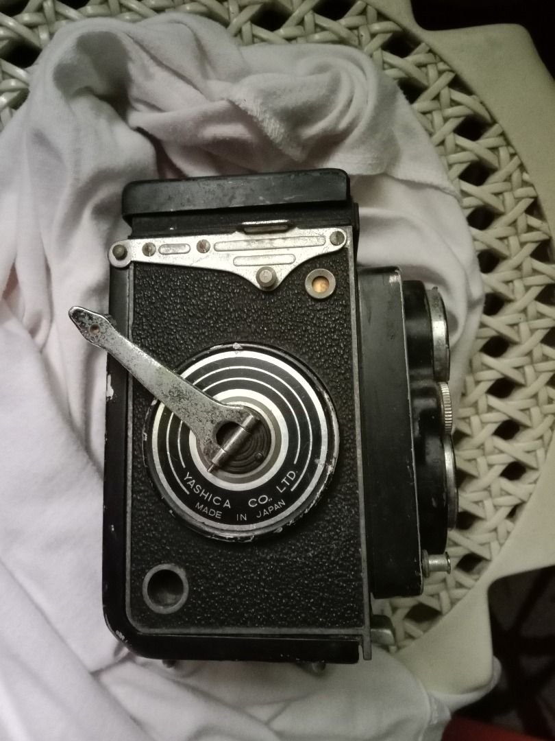 YASHICA 1950's TLR Camera (Category: Vintage Collectibles) located in Pasig City. Submitted by izzy_charm (Listing ID 1466974469, Image 2). Description: .