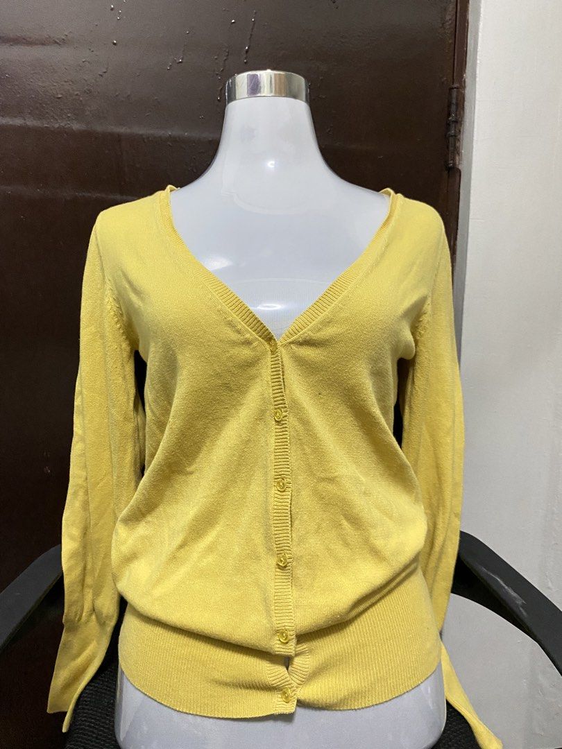 Yellow Cardigan (Category: Coats, Jackets and Outerwear) located in Pasig City. Submitted by minnie.12 (Listing ID 1467076570, Image 1). Description: 📍Pasig City 🚛 Jnt/lalamove shouldered by buyer MOP: Gcash.
