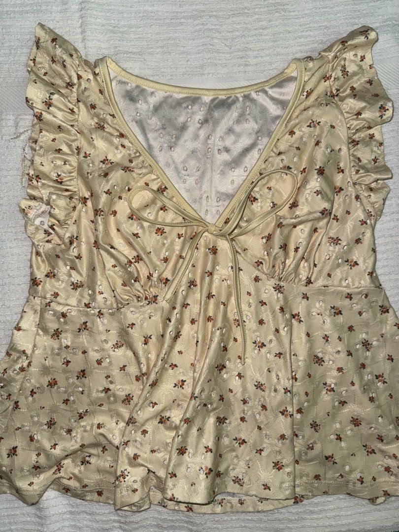 Yellow Sleeveless top (Category: Sleeveless) located in Daet. Submitted by sbcookieee (Listing ID 1467033113, Image 1). Description: Length: 48 cm Bust: 42 cm Width: 50 cm.