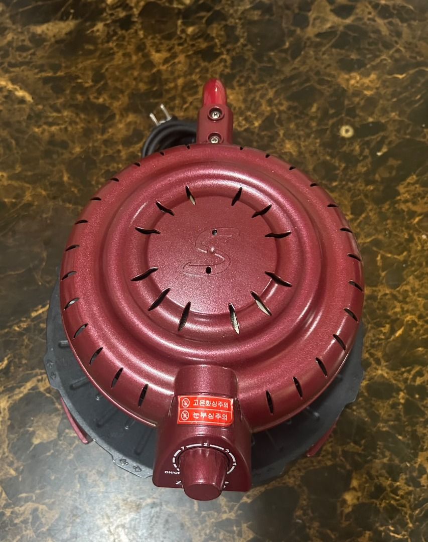 Zaigle S electric smokeless griller (Category: BBQ, Grills & Hotpots) located in Taguig. Submitted by lhadychinitah (Listing ID 1467144644, Image 1). Description: This appliance uses infrared technology to cook food, aiming to reduce fat, odors, and smoke while preventing oil splashes. It features a 3D heating method designed to cook food evenly without needing to flip it frequently. The design includes a rotating cooking plate and an adjustable 