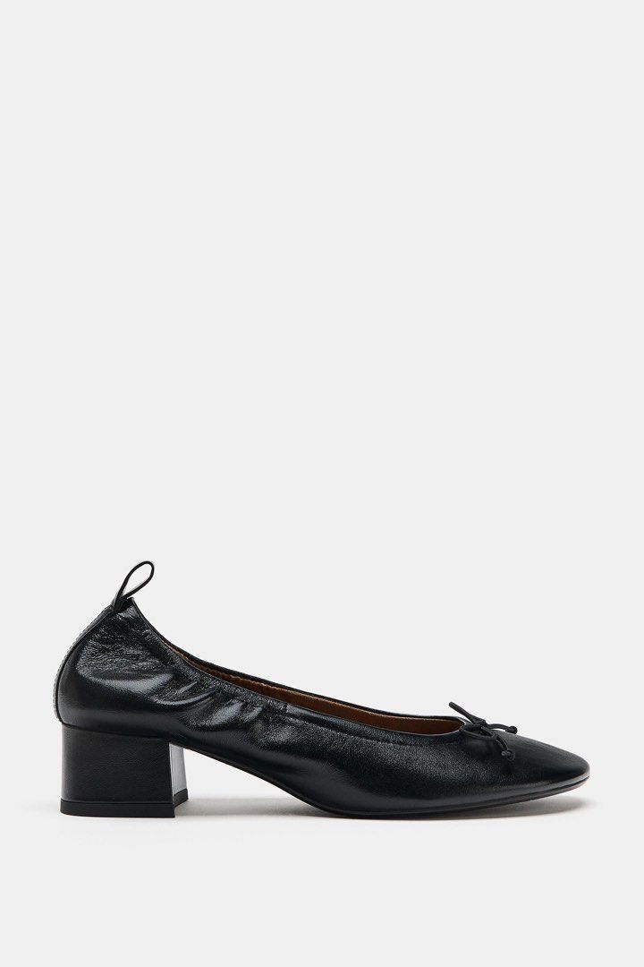 ZARA BALLET PUMPS (Category: Flats & Sandals) located in Quezon City. Submitted by deeznats69 (Listing ID 1467104056, Image 1). Description: - Color & Material: Classic black leather - Heel: Comfortable low block heel - Design: Round toe with a dainty front bow - Comfort: Soft gathered collar and convenient heel pull tab - Perfect for both work and casual outings BRAND NEW (USED ONLY FOR PIC) MALL PRICE 3599 .