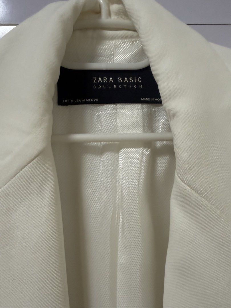 Zara Basic Collection White Blazer Size M (Category: Coats, Jackets and Outerwear) located in Quezon City. Submitted by lovedbymaxandmikoy (Listing ID 1466975271, Image 2). Description: - Brand: Zara Basic Collection - Size: M (fits true to standard medium) - Color: Clean off-white - Design: Structured lapels, front button closure, and hip flap pockets - Interior: Fully lined - Style: Versatile layering piece for both work and casual outfits.
