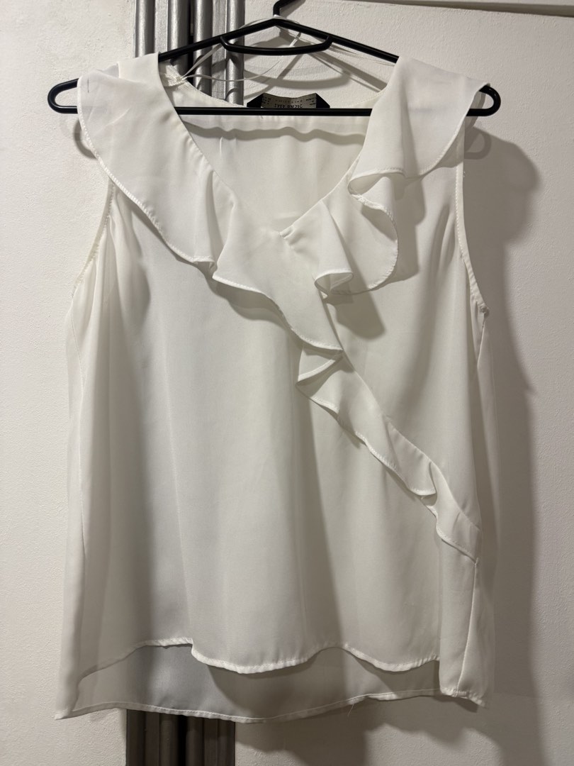 Zara Basic White Ruffle Sleeveless Blouse (Category: Sleeveless) located in Muntinlupa City. Submitted by alexisofia (Listing ID 1467151055, Image 2). Description: like new, worn a few times only / excellent condition size: Small (EUR S / USA S / MEX 26) Brand Zara Basic Collection.