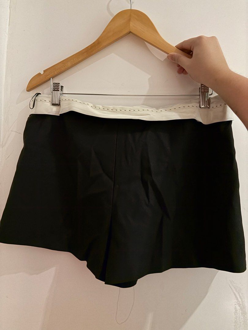 Zara Black skort Size XL (Category: Shorts) located in Las Pinas. Submitted by sc.moo04 (Listing ID 1467162523, Image 2). Description: - Brand: Zara - measures 47cm.