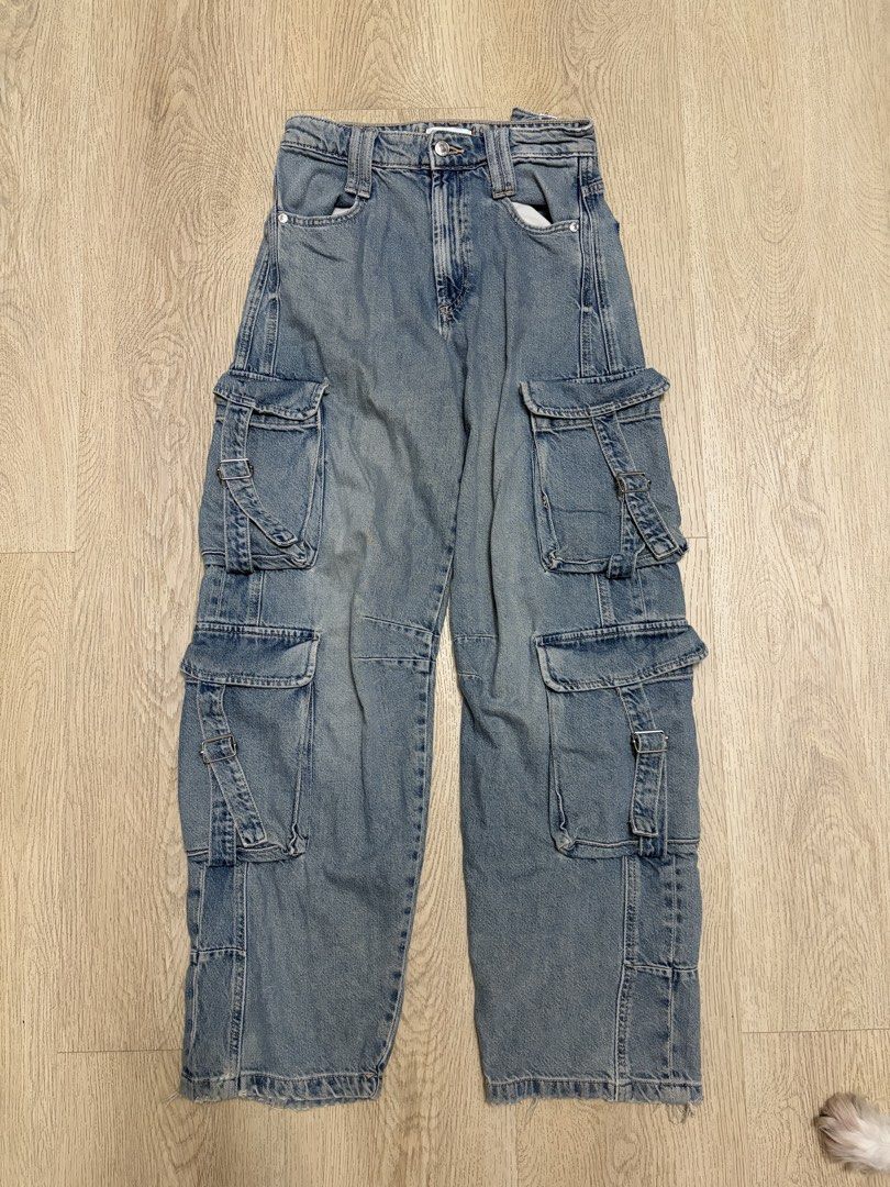 Zara Cargo Denim Jeans (Category: Jeans) located in Makati City. Submitted by sbllia (Listing ID 1467110478, Image 1). Description: .