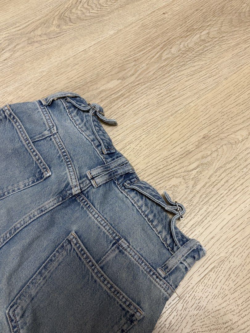 Zara Cargo Denim Jeans (Category: Jeans) located in Makati City. Submitted by sbllia (Listing ID 1467110478, Image 2). Description: .
