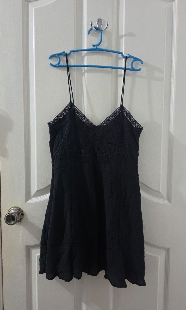 Zara Embroidered Black Dress (Category: Dresses) located in Dasmarinas. Submitted by 32mimimi (Listing ID 1467077502, Image 2). Description: 100% cotton.